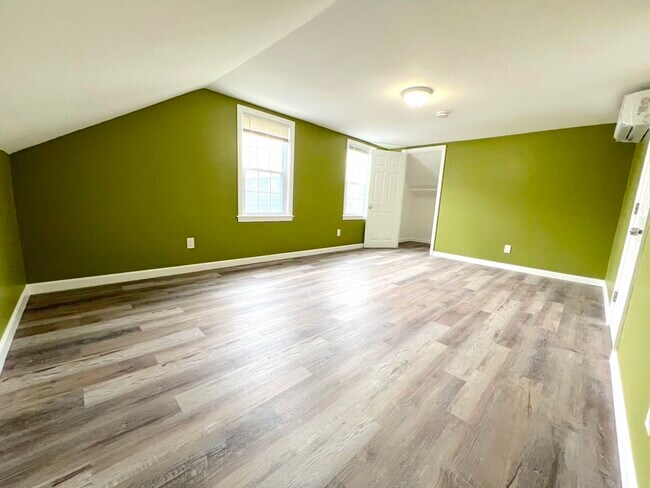 Building Photo - 156 Grinnell St