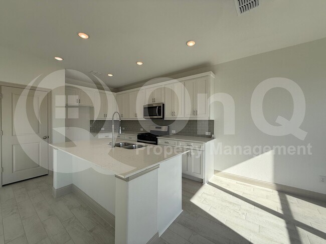 Building Photo - 904 Santa Lucia Dr