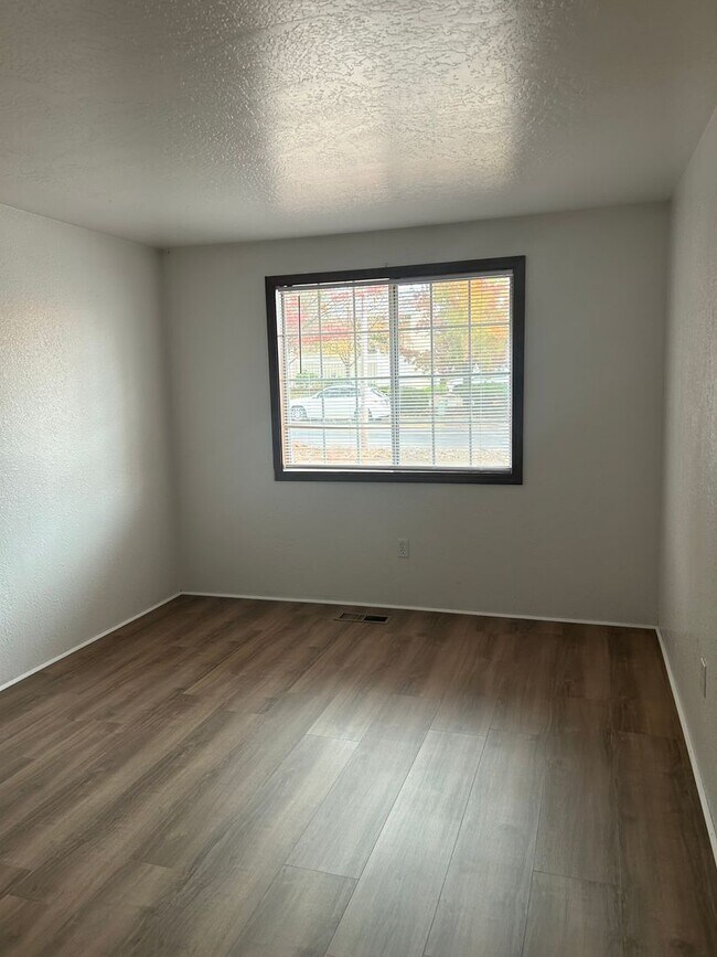 Building Photo - 3 Bedroom 2 Bath Single Family Home