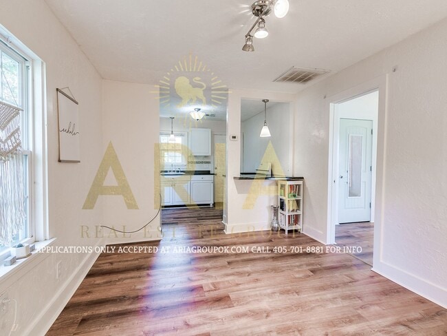 Building Photo - Adorable Remodeled 1 Bed/1 Bath Cottage! C...