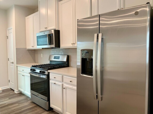 Building Photo - Amazing 3 Bedroom Townhome in North East R...