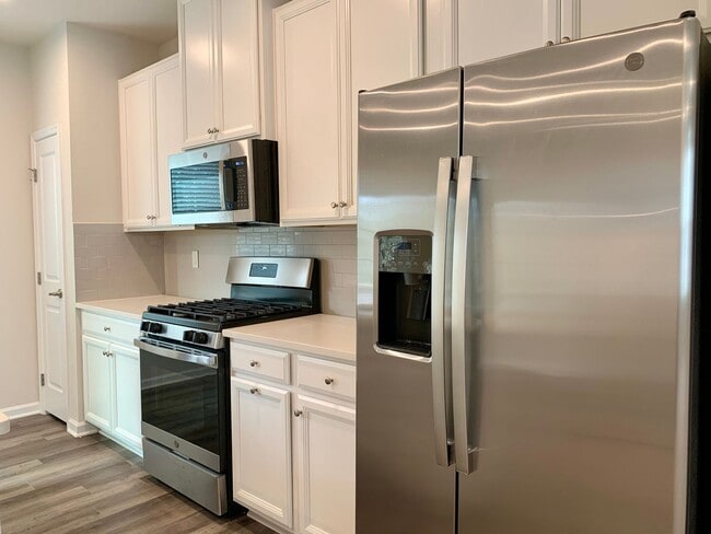 Building Photo - WONDERFUL Townhome in North East Raleigh, Available Now!