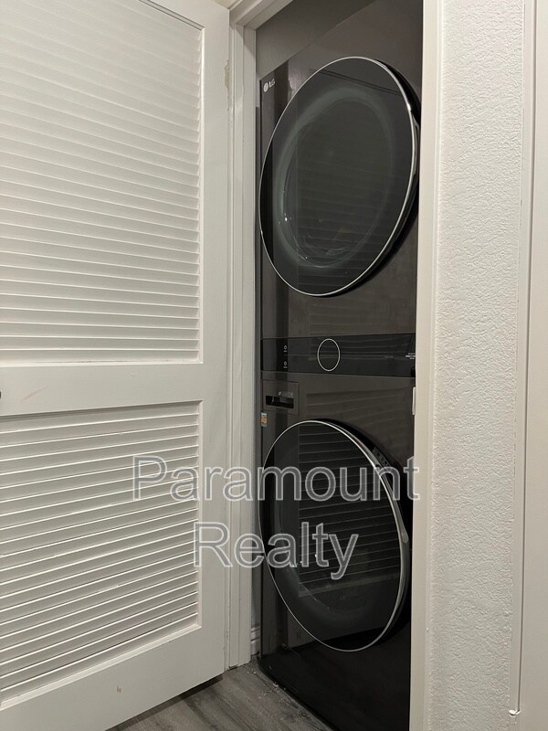 Building Photo - 1400 Bowe Ave