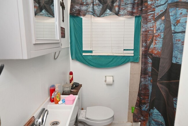 Building Photo - Handicap Accessible 2 Bed 1 Bath With Huge Yard In Burkburnett!