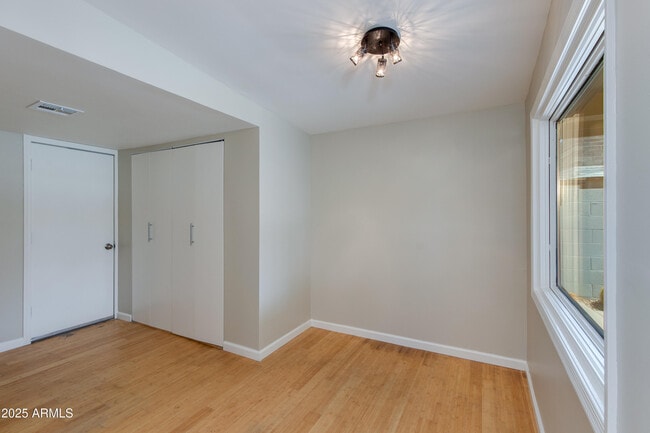 Building Photo - 3707 E Laurel Ln