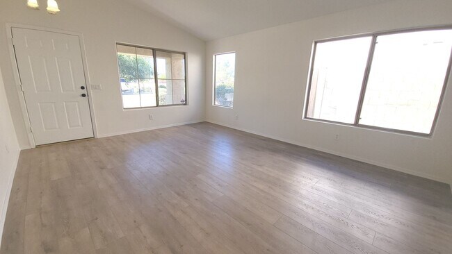 Building Photo - 845 W Vaughn Ave