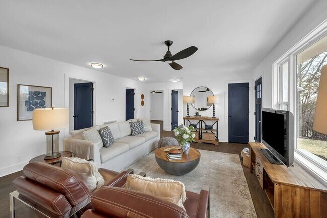 Building Photo - Beautiful Remodeled Ranch House in Madison