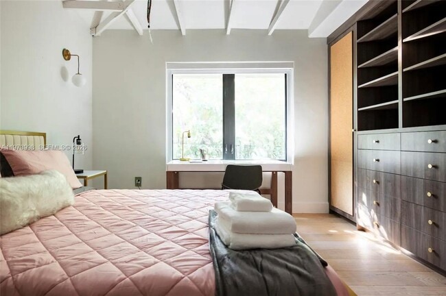 Building Photo - 524 Oleander Dr