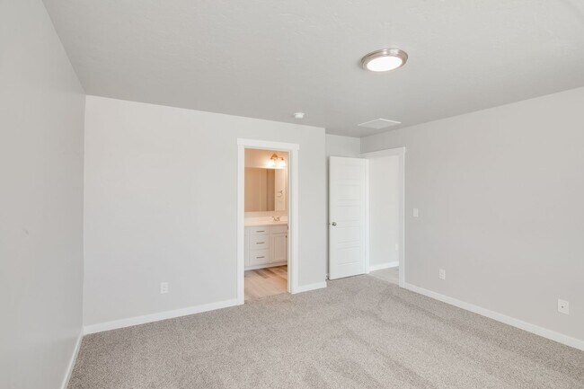 Building Photo - Open Concept Living!