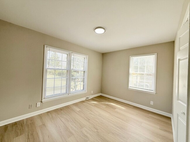 Building Photo - 3819 Rosehaven Dr