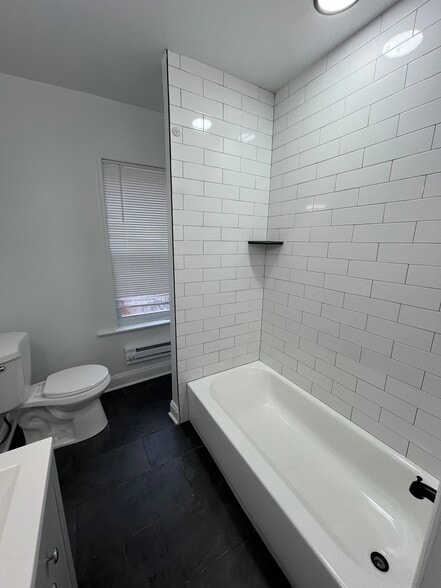 Building Photo - 225 Lloyd St