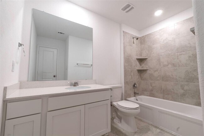 Building Photo - 913 Legends Ln