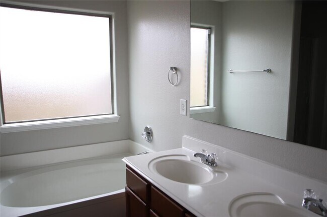 Building Photo - 2710 Sandberry Dr