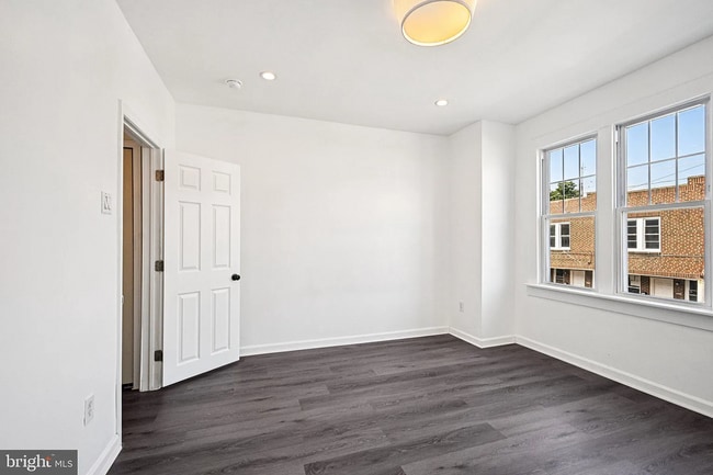 Building Photo - Modern 3-Bedroom Home Near University City...