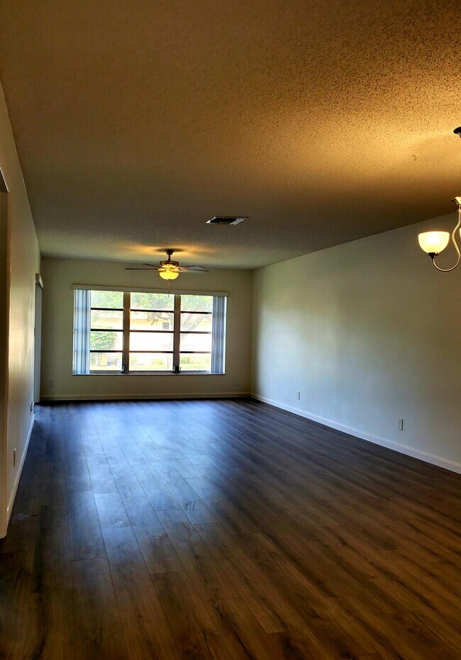 Building Photo - 5890 Sugar Palm Ct