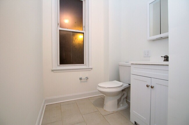 Building Photo - Large built 2 bed, 1 bath apartment is loc...