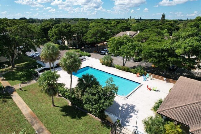 Building Photo - 2710 Riverside Dr