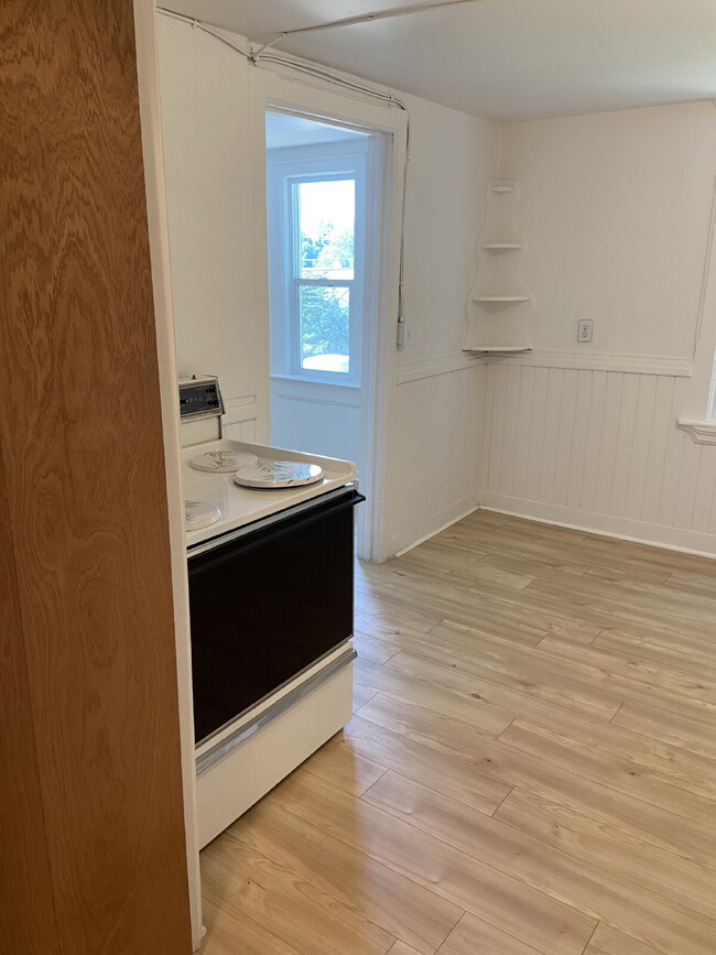 Building Photo - Spacious 3 bed 1 bath, bright & cheery apa...