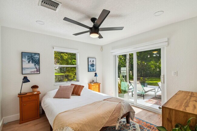 Building Photo - 702 NE 10th Ave