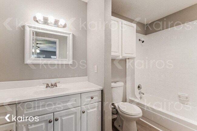 Building Photo - 820 Courtenay Pl