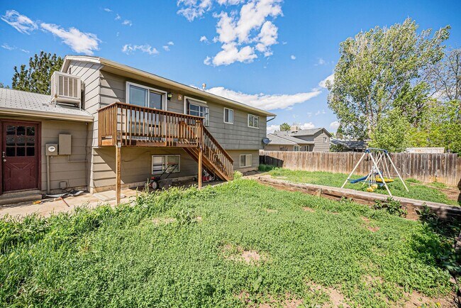 Building Photo - Spacious 3BD 2 Bath Home