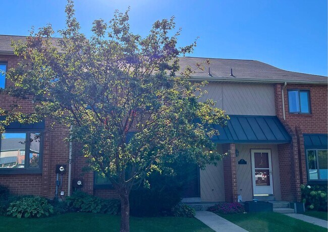 Building Photo - 102 Caernarvon Ct