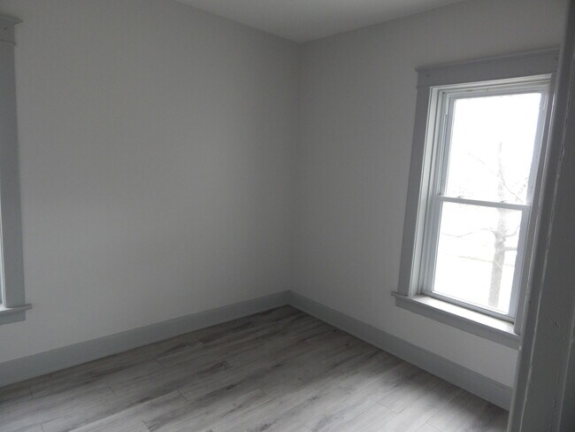 Building Photo - 303 Stone St