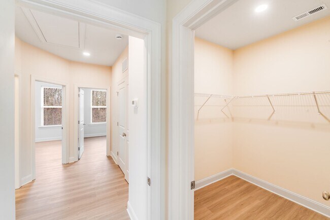 Building Photo - 645 Brookwood St