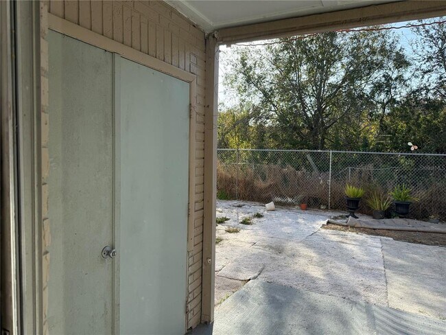 Building Photo - 7210 N Manhattan Ave