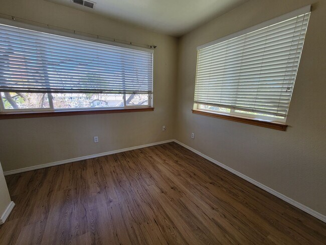 Building Photo - Adorable and Sunny One Bedroom Apartment near CU in Central Boulder