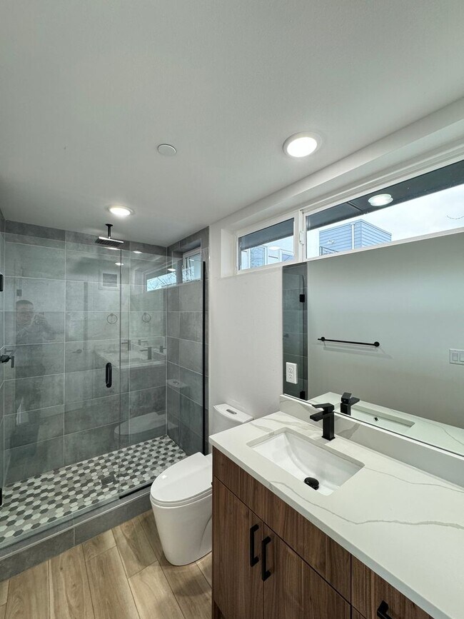 Building Photo - 3B3B cozy townhome