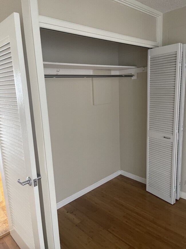 Building Photo - 425 Ena Rd