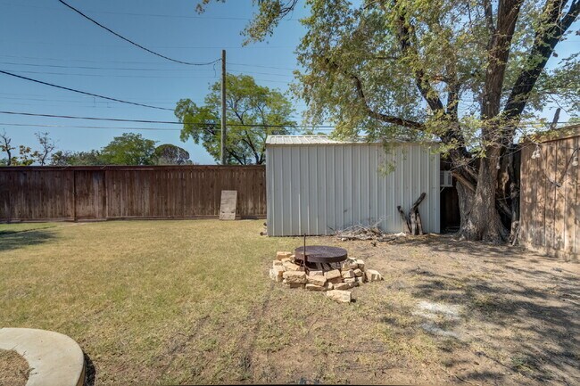 Building Photo - Spacious 3 bed 2 bath with Large Bonus Room!!