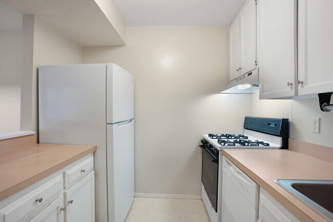 Building Photo - 622 Main St