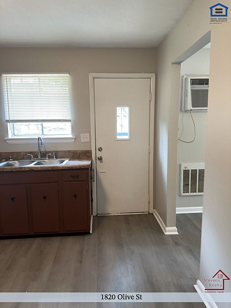 Building Photo - 1820 Olive St