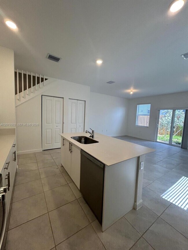 Building Photo - 1161 SE 1st Ave