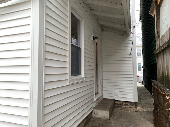 Building Photo - Newly Renovated 2 Bedroom with a walk-through Home in Carlisle