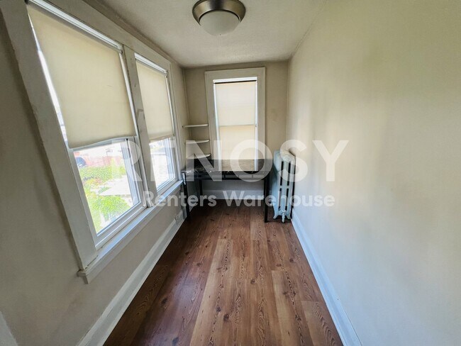 Building Photo - Spacious Upper-Level Duplex in the Heart of South Minneapolis.