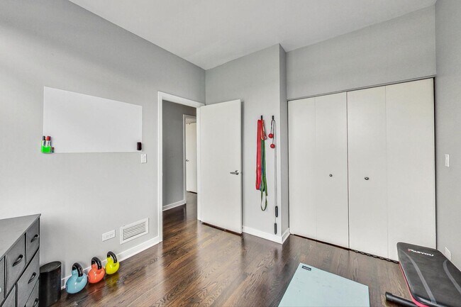 Building Photo - 1111 W 14th Plz