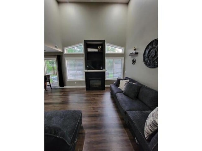 Building Photo - 3BR Townhome | Ensuite Primary + Walk-In Closet | Upper Laundry-Avail. June 1st