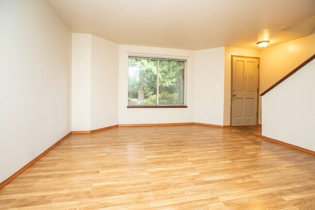 Building Photo - Cute Two Bedroom and Two Bath Townhome Located Just Minutes from the Clinton Ferry!