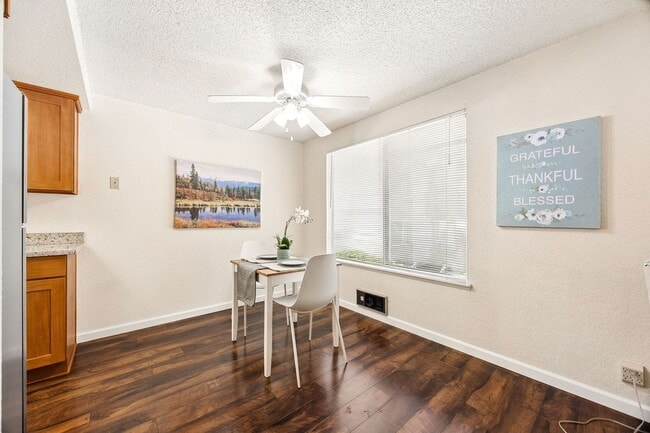 Building Photo - Charming 2 bed, 1 bath Lynnwood Condo, $1695/mo.