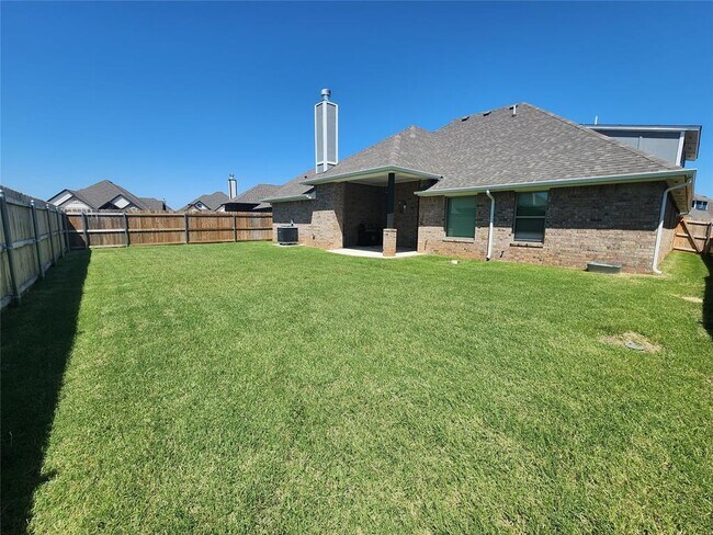Building Photo - 16013 Dahlia Rd
