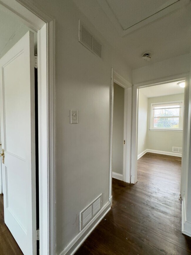 Building Photo - Spacious 3Bed/1.5Bath in Woodlawn