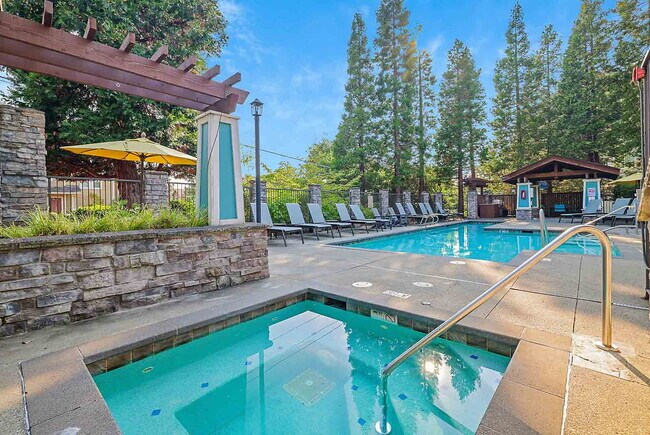 Building Photo - Pinnacle Sonata