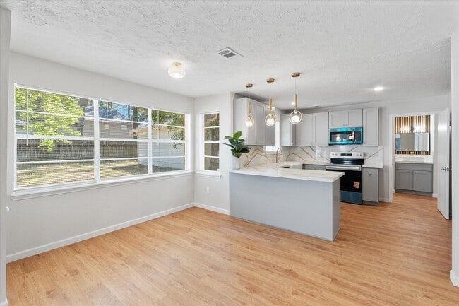 Building Photo - 3811 Woodbriar Dr