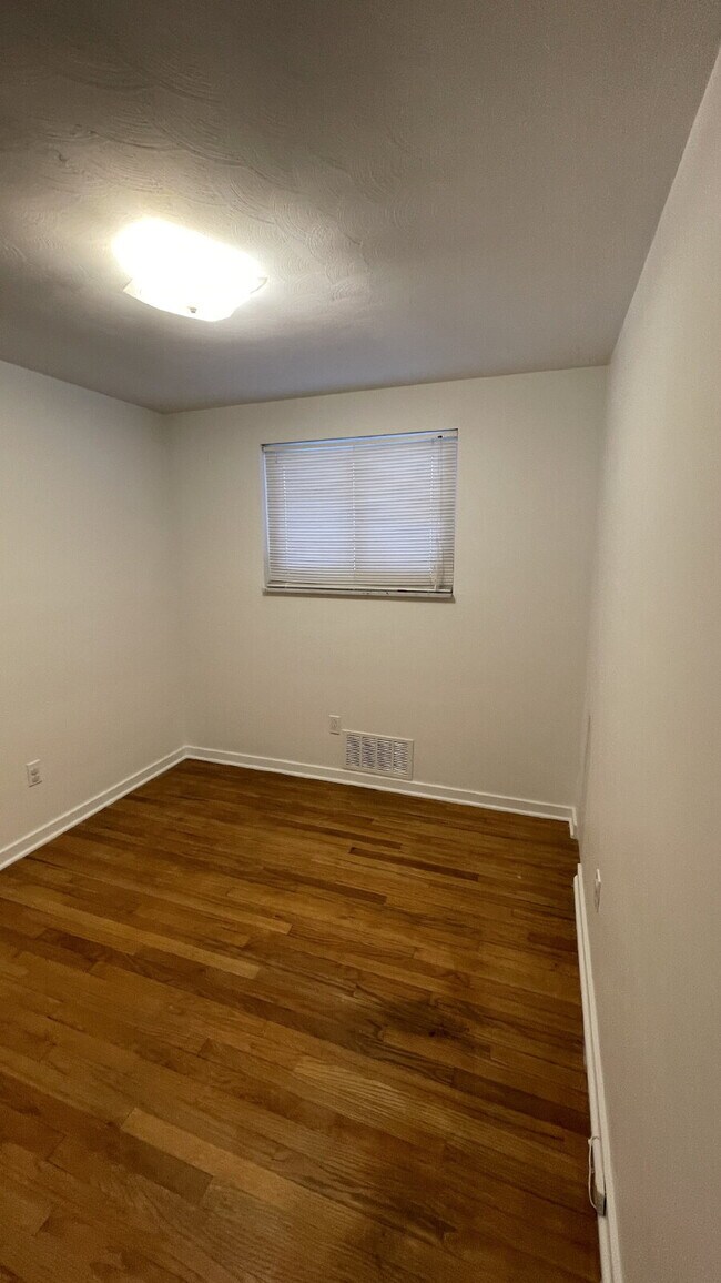 Building Photo - Charming 3 bed, 2 bath with finished basement!