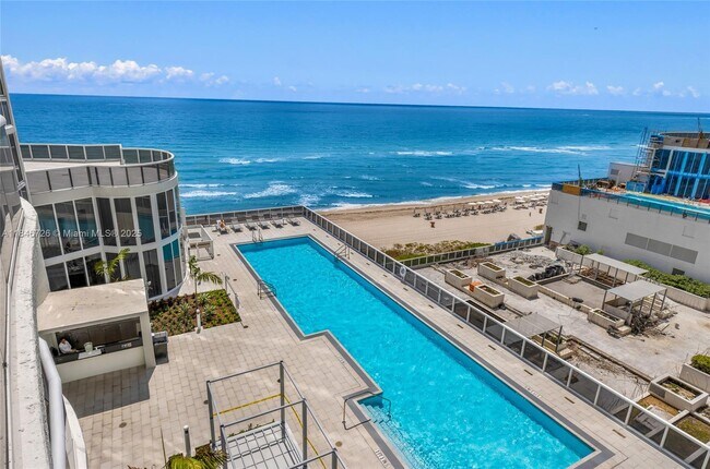 Building Photo - 16001 Collins Ave