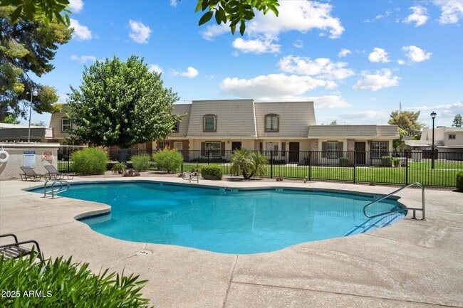 Building Photo - 1001 E Lodge Dr
