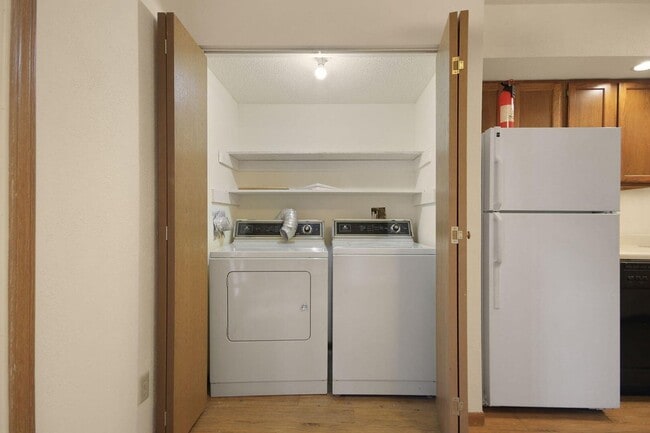 Building Photo - 3 Bed 2 Bath unit Close to Downtown